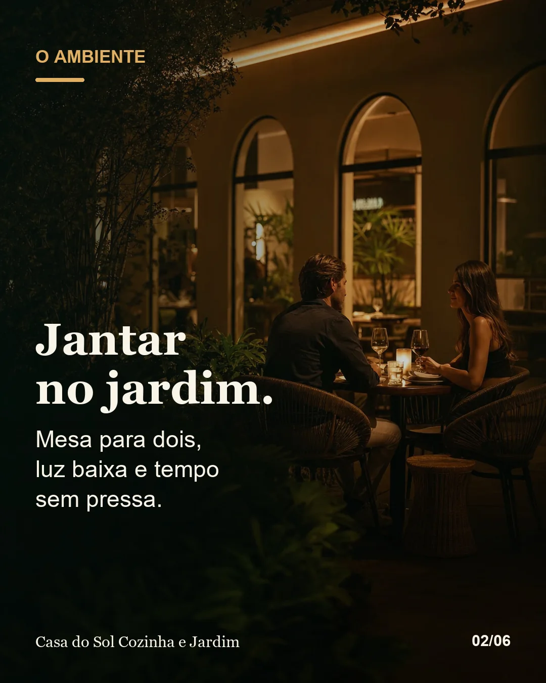 Jantar no jardim com mesa para dois no Casa do Sol Cozinha e Jardim