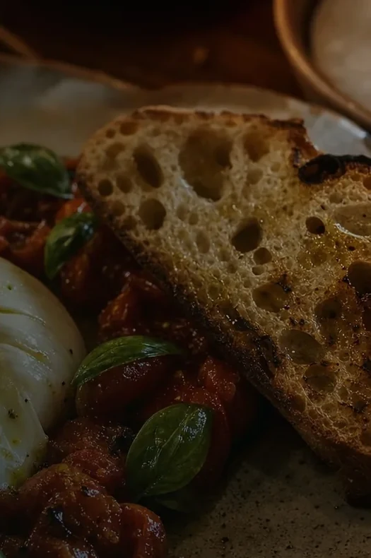 Burrata defumada com tomates confit e pão tostado