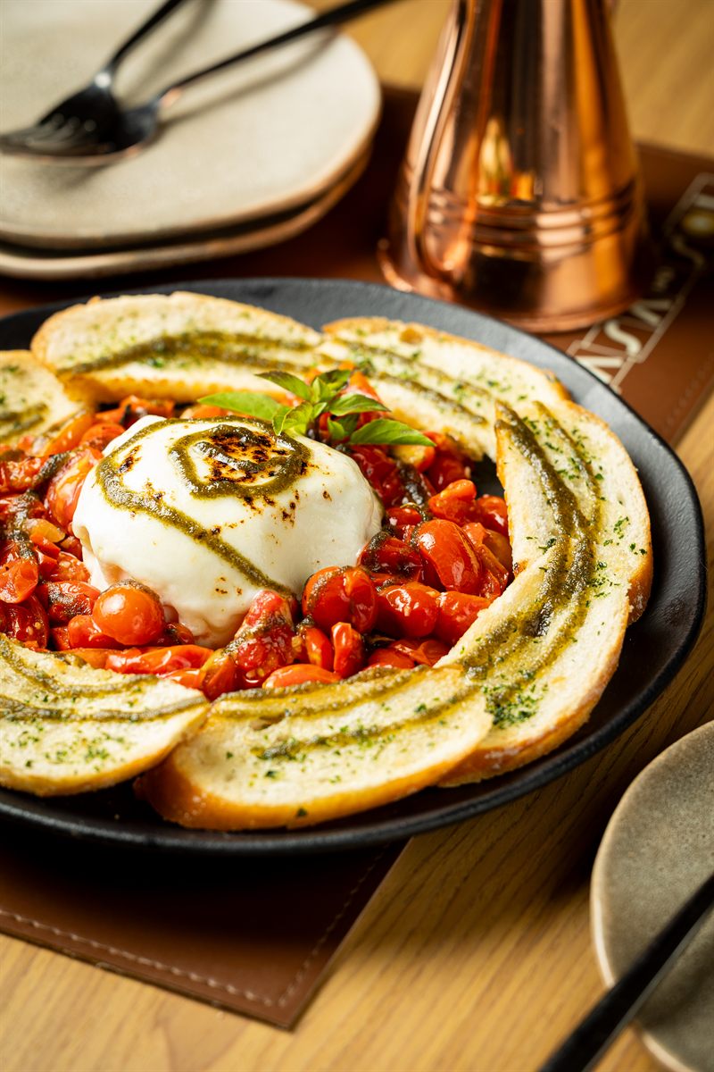 Burrata defumada com tomates confit e pão tostado